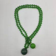 Carica l&#39;immagine nel visualizzatore di Gallery, Collana lunga in cristalli verdi con due boule in resina verdi