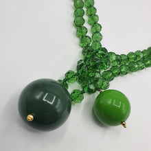 Carica l&#39;immagine nel visualizzatore di Gallery, Collana lunga in cristalli verdi con due boule in resina verdi