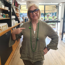 Carica l&#39;immagine nel visualizzatore di Gallery, Collana lunga in cristalli verdi con due boule in resina verdi