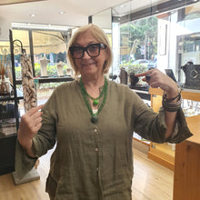 Carica l&#39;immagine nel visualizzatore di Gallery, Collana lunga in cristalli verdi con due boule in resina verdi