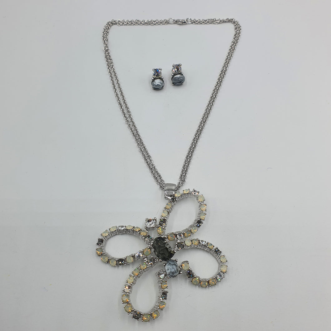 Set, collana con ciondolo farfalla in strass e orecchini a lobo con strass
