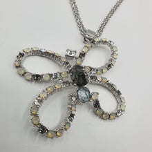 Carica l&#39;immagine nel visualizzatore di Gallery, Set, collana con ciondolo farfalla in strass e orecchini a lobo con strass