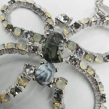 Carica l&#39;immagine nel visualizzatore di Gallery, Set, collana con ciondolo farfalla in strass e orecchini a lobo con strass