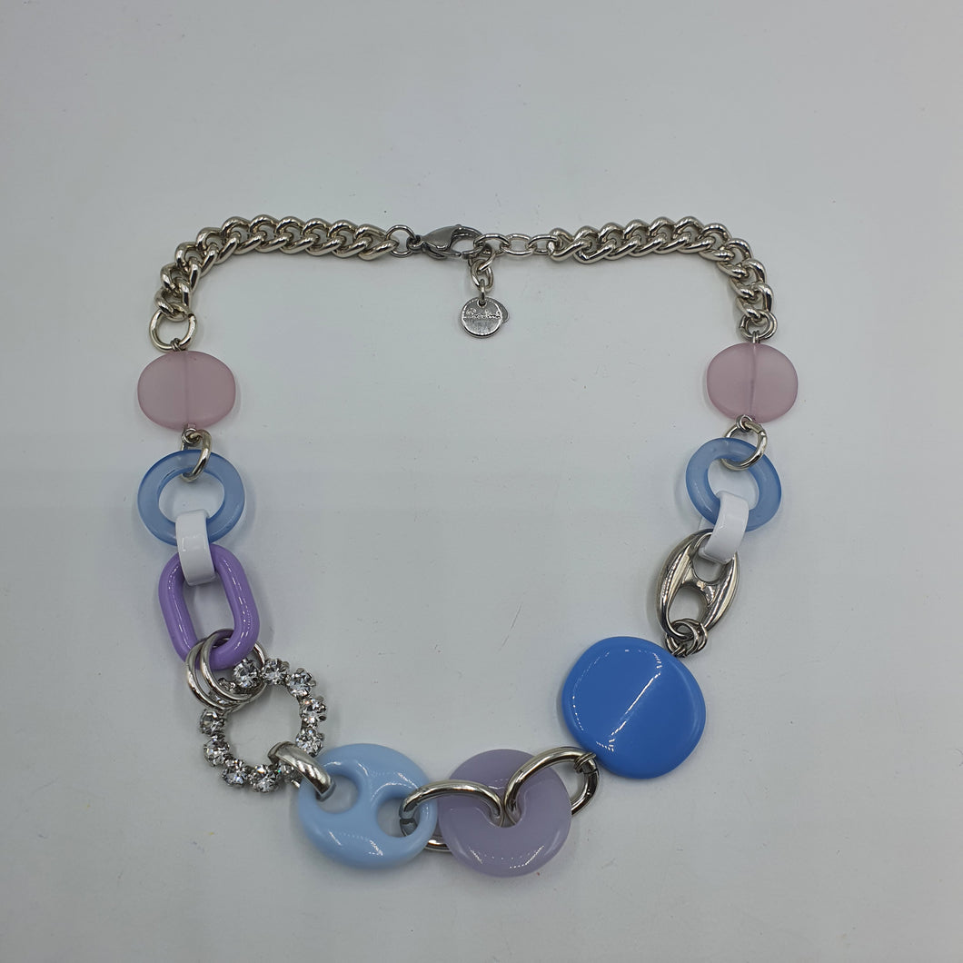 Collana girocollo con catena rodiata e elementi in resina azzurra e lilla, strass e maglia marina.