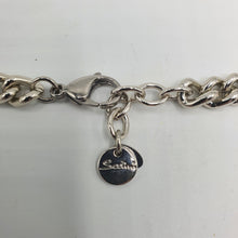 Carica l&#39;immagine nel visualizzatore di Gallery, Collana girocollo con catena rodiata e elementi in resina azzurra e lilla, strass e maglia marina.