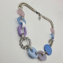 Carica l&#39;immagine nel visualizzatore di Gallery, Collana girocollo con catena rodiata e elementi in resina azzurra e lilla, strass e maglia marina.