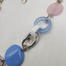 Carica l&#39;immagine nel visualizzatore di Gallery, Collana girocollo con catena rodiata e elementi in resina azzurra e lilla, strass e maglia marina.