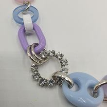 Carica l&#39;immagine nel visualizzatore di Gallery, Collana girocollo con catena rodiata e elementi in resina azzurra e lilla, strass e maglia marina.