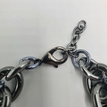 Carica l&#39;immagine nel visualizzatore di Gallery, Bracciale a maglia placcata rutenio e charms pendenti colorati