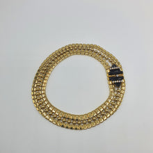 Carica l&#39;immagine nel visualizzatore di Gallery, Girocollo 3 fili placcato oro con maglie differenti e chiusura con smalti neri e strass