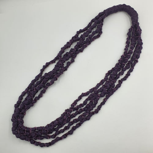 Collana in cotone e velluto annodata color melanzana portabile lunga e corta.