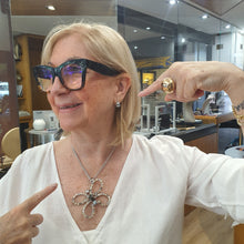 Carica l&#39;immagine nel visualizzatore di Gallery, Set, collana con ciondolo farfalla in strass e orecchini a lobo con strass