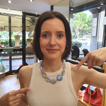 Carica l&#39;immagine nel visualizzatore di Gallery, Collana girocollo con catena rodiata e elementi in resina azzurra e lilla, strass e maglia marina.