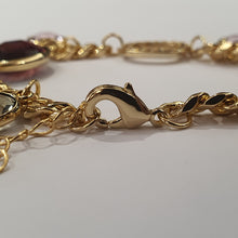 Carica l&#39;immagine nel visualizzatore di Gallery, Bracciale placcato oro maglia groumette e pietre color prugna, rosa e verdi, con strass