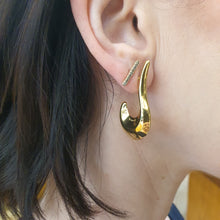 Carica l&#39;immagine nel visualizzatore di Gallery, Orecchini semicerchio chunky in acciaio placcato oro