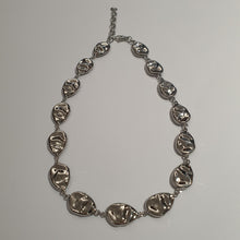 Carica l&#39;immagine nel visualizzatore di Gallery, Catena girocollo in acciaio a maglie ovali irregolari martellate placcata oro e rodiata.