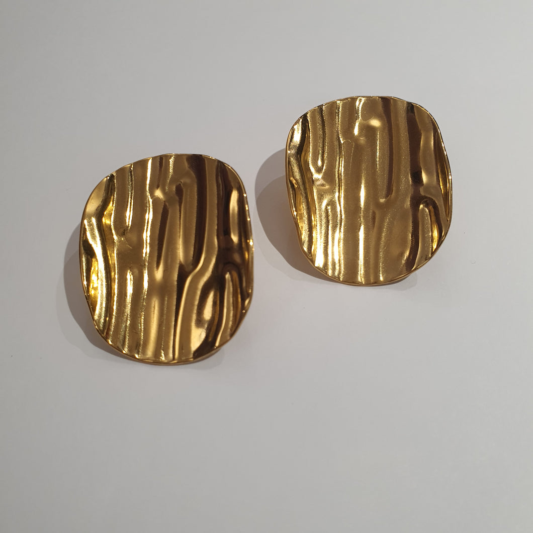 Orecchini in acciaio placcati oro giallo e rodiato dalla forma ovale asimmetrica.