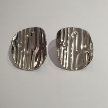 Carica l&#39;immagine nel visualizzatore di Gallery, Orecchini in acciaio placcati oro giallo e rodiato dalla forma ovale asimmetrica.