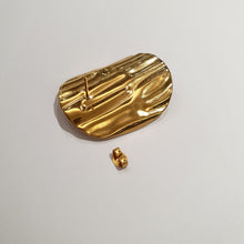 Carica l&#39;immagine nel visualizzatore di Gallery, Orecchini in acciaio placcati oro giallo e rodiato dalla forma ovale asimmetrica.