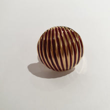 Carica l&#39;immagine nel visualizzatore di Gallery, Anello in ottone, allargabile tondo con smalti bordeaux