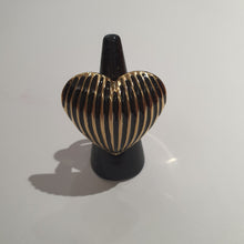 Carica l&#39;immagine nel visualizzatore di Gallery, Anello a forma di cuore con smalti neri, allargabile