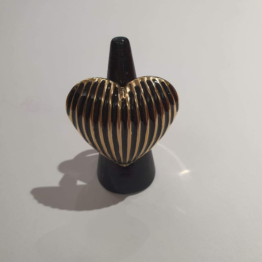 Anello a forma di cuore con smalti neri, allargabile