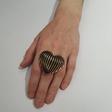 Carica l&#39;immagine nel visualizzatore di Gallery, Anello a forma di cuore con smalti neri, allargabile