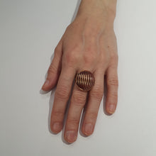 Carica l&#39;immagine nel visualizzatore di Gallery, Anello in ottone, allargabile tondo con smalti bordeaux