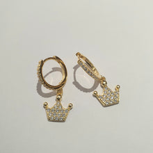 Carica l&#39;immagine nel visualizzatore di Gallery, Coppia di orecchini a cerchio con pendente a forma di corona con pavè di zirconi