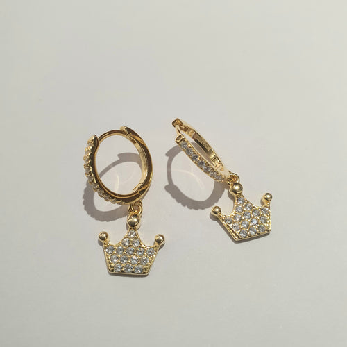 Coppia di orecchini a cerchio con pendente a forma di corona con pavè di zirconi