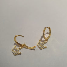 Carica l&#39;immagine nel visualizzatore di Gallery, Coppia di orecchini a cerchio con pendente a forma di corona con pavè di zirconi
