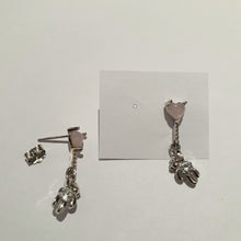 Carica l&#39;immagine nel visualizzatore di Gallery, Coppia orecchini con orsetto pendente
