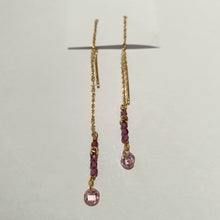 Carica l&#39;immagine nel visualizzatore di Gallery, Orecchini coppia saliscendi argento placcato oro e zirconi rosa