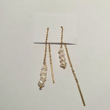 Carica l&#39;immagine nel visualizzatore di Gallery, Orecchini saliscendi argento placcato oro con perle naturali