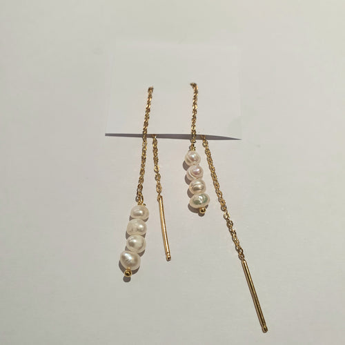 Orecchini saliscendi argento placcato oro con perle naturali