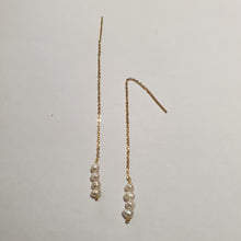 Carica l&#39;immagine nel visualizzatore di Gallery, Orecchini saliscendi argento placcato oro con perle naturali