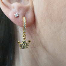 Carica l&#39;immagine nel visualizzatore di Gallery, Coppia di orecchini a cerchio con pendente a forma di corona con pavè di zirconi