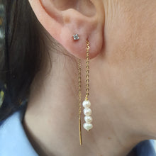 Carica l&#39;immagine nel visualizzatore di Gallery, Orecchini saliscendi argento placcato oro con perle naturali