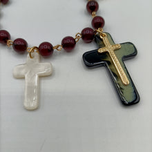 Carica l&#39;immagine nel visualizzatore di Gallery, Bracciale con boule in resina chiodate placcato oro con charms.