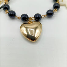 Carica l&#39;immagine nel visualizzatore di Gallery, Bracciale con boule in resina chiodate placcato oro con charms.