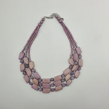 Carica l&#39;immagine nel visualizzatore di Gallery, Collana a tre fili con legni di colore lilla