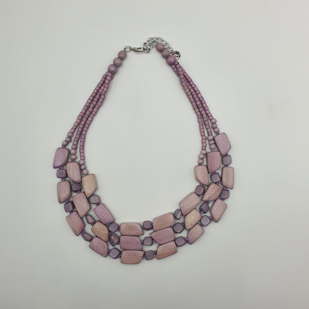 Collana a tre fili con legni di colore lilla