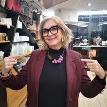 Carica l&#39;immagine nel visualizzatore di Gallery, Collana girocollo in legno marrone e viola