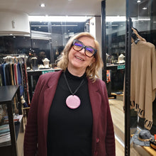 Carica l&#39;immagine nel visualizzatore di Gallery, Collana girocollo con cordoncino multi fili e ciondolo in resina.