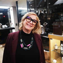 Carica l&#39;immagine nel visualizzatore di Gallery, Collana a tre fili in cordoncino con legni, resine e cristalli.