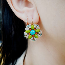 Carica l&#39;immagine nel visualizzatore di Gallery, Coppia di orecchini a monachella con cristalli multicolor