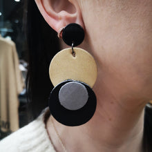 Carica l&#39;immagine nel visualizzatore di Gallery, Coppia di orecchini pendenti in pelle color burro, nero, grigio.