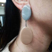 Carica l&#39;immagine nel visualizzatore di Gallery, Coppia di orecchini a perno in resina grigia e tortora.