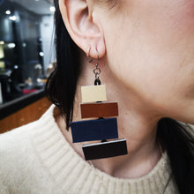 Carica l&#39;immagine nel visualizzatore di Gallery, Coppia di orecchini pendenti, in pelle con rettangoli color burro, tabacco, blu e marrone.