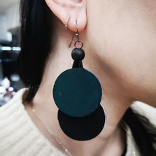 Carica l&#39;immagine nel visualizzatore di Gallery, Coppia di orecchini pendenti con dischi in pelle nero e verde